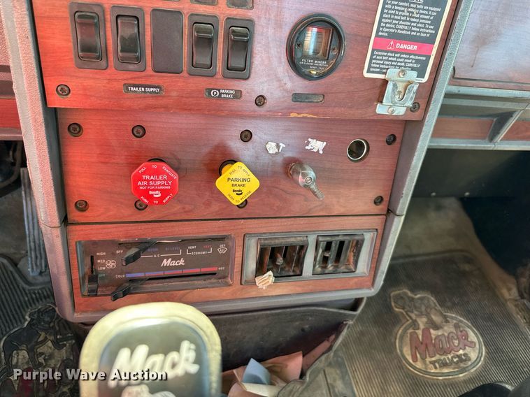 image for item DS2354 1998 Mack CH613  semi truck