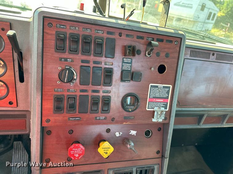 image for item DS2354 1998 Mack CH613  semi truck