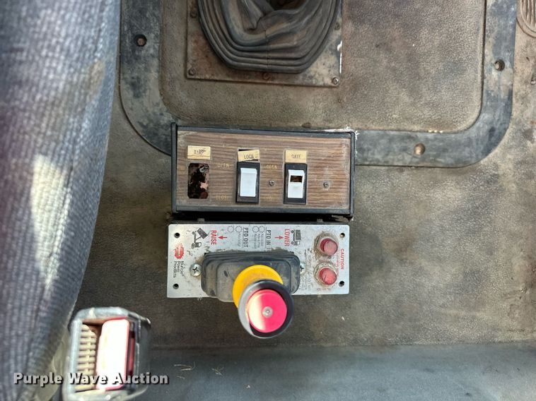 image for item DS2354 1998 Mack CH613  semi truck