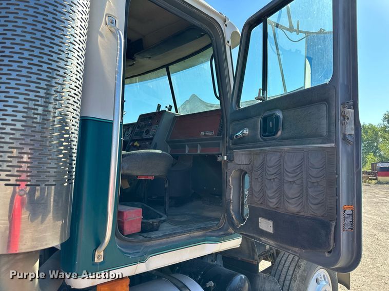 image for item DS2354 1998 Mack CH613  semi truck