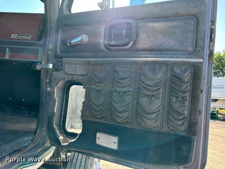 image for item DS2354 1998 Mack CH613  semi truck