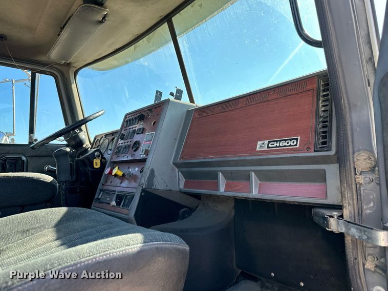 image for item DS2354 1998 Mack CH613  semi truck