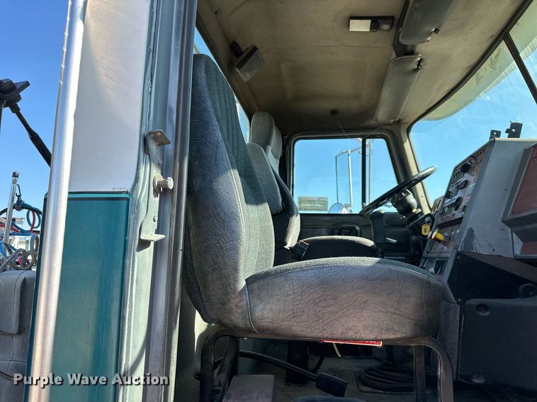 image for item DS2354 1998 Mack CH613  semi truck