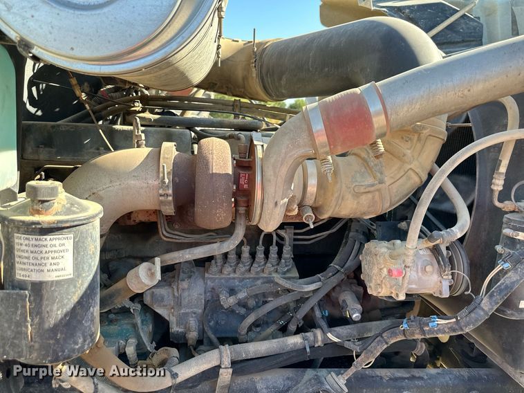 image for item DS2354 1998 Mack CH613  semi truck