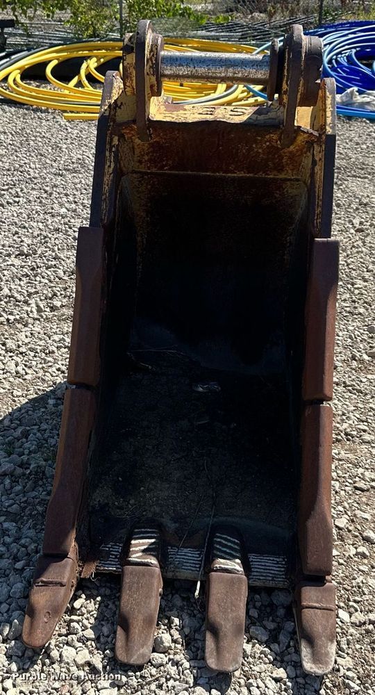 image for item DS2360 Caterpillar  28" excavator bucket