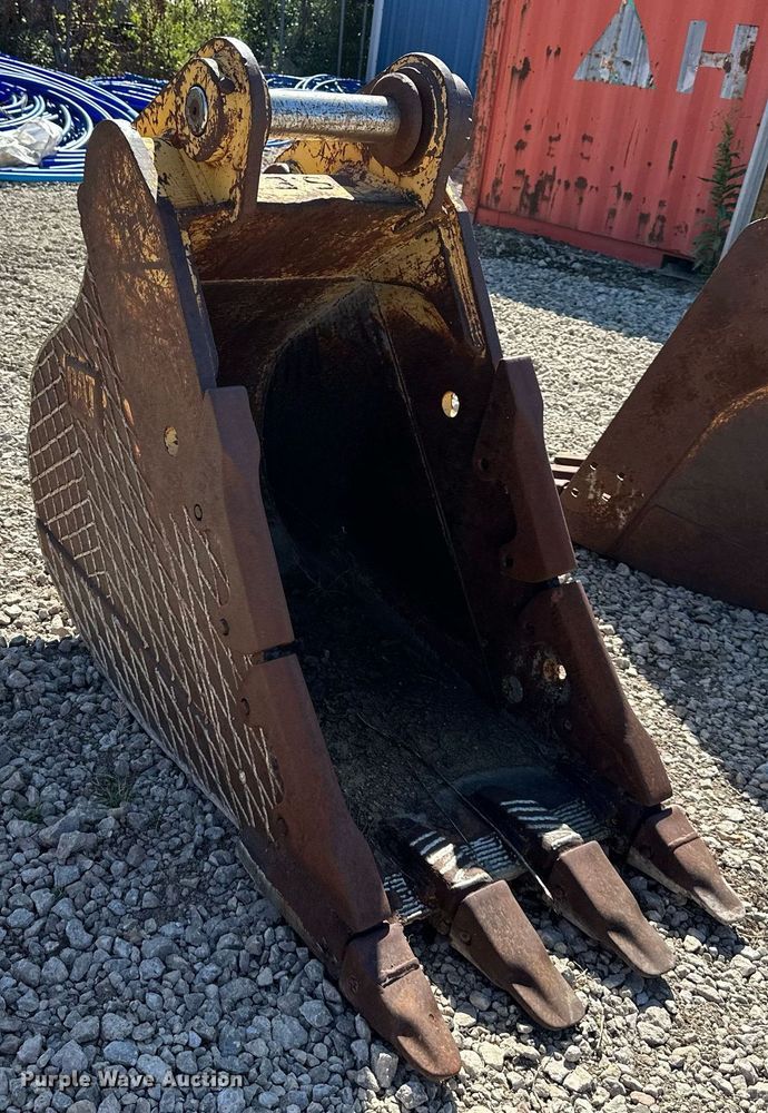 image for item DS2360 Caterpillar  28" excavator bucket