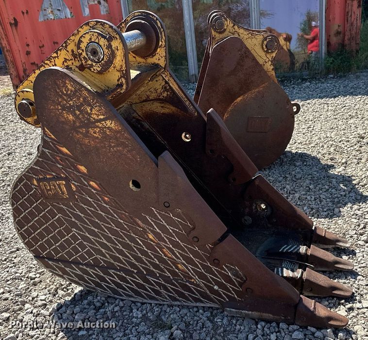 image for item DS2360 Caterpillar  28" excavator bucket
