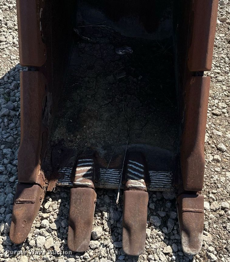 image for item DS2360 Caterpillar  28" excavator bucket