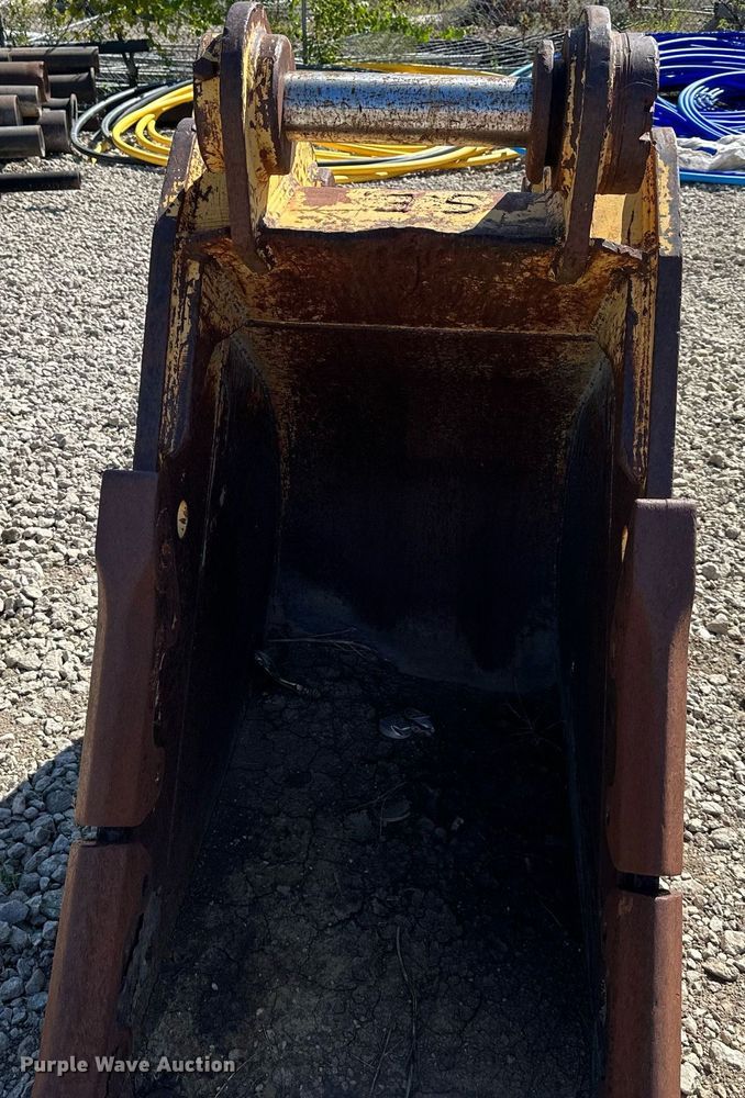 image for item DS2360 Caterpillar  28" excavator bucket