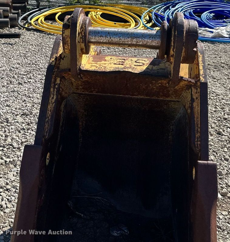 image for item DS2360 Caterpillar  28" excavator bucket