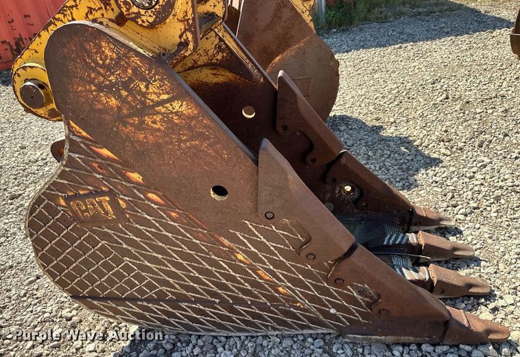 image for item DS2360 Caterpillar  28" excavator bucket