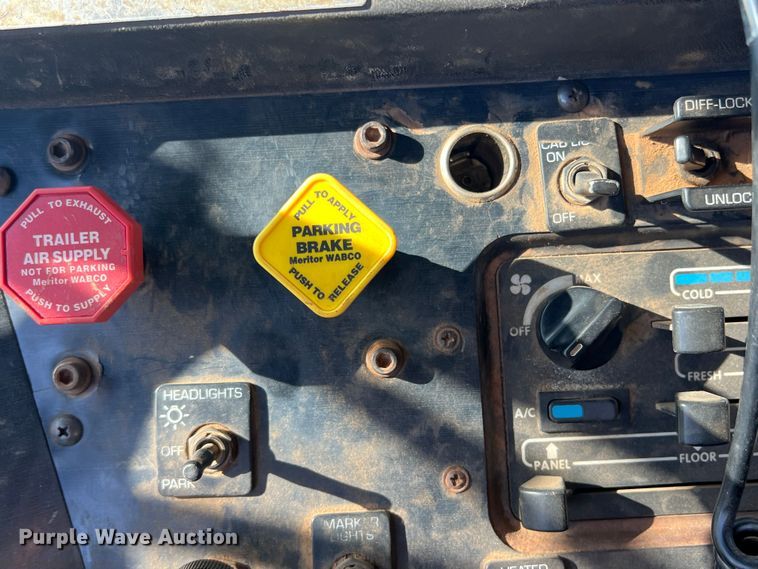 image for item DS2434 1994 White GMC WG  dump truck