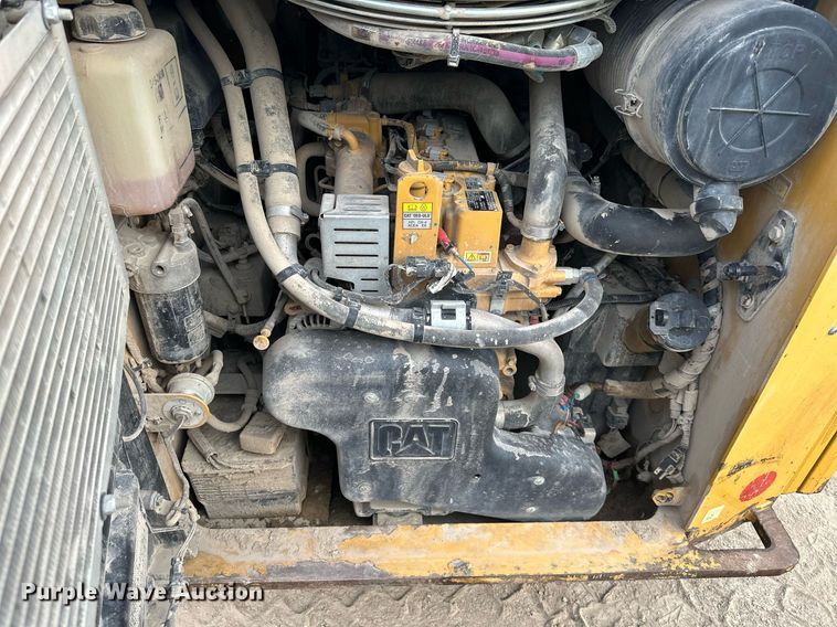 image for item DW2763 2017 Caterpillar 262D  skid steer loader