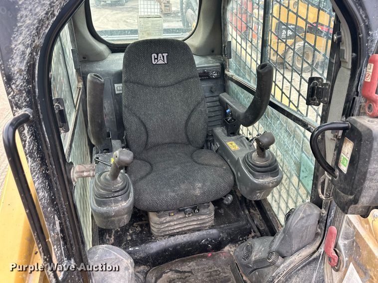image for item DW2763 2017 Caterpillar 262D  skid steer loader