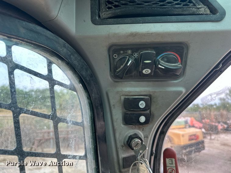 image for item DW2763 2017 Caterpillar 262D  skid steer loader