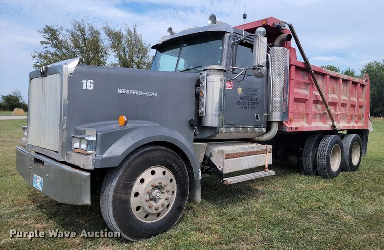 image for item JE9520 2000 Western star 4900 dump truck
