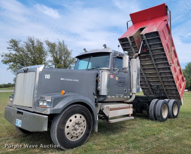 image for item JE9520 2000 Western star 4900 dump truck