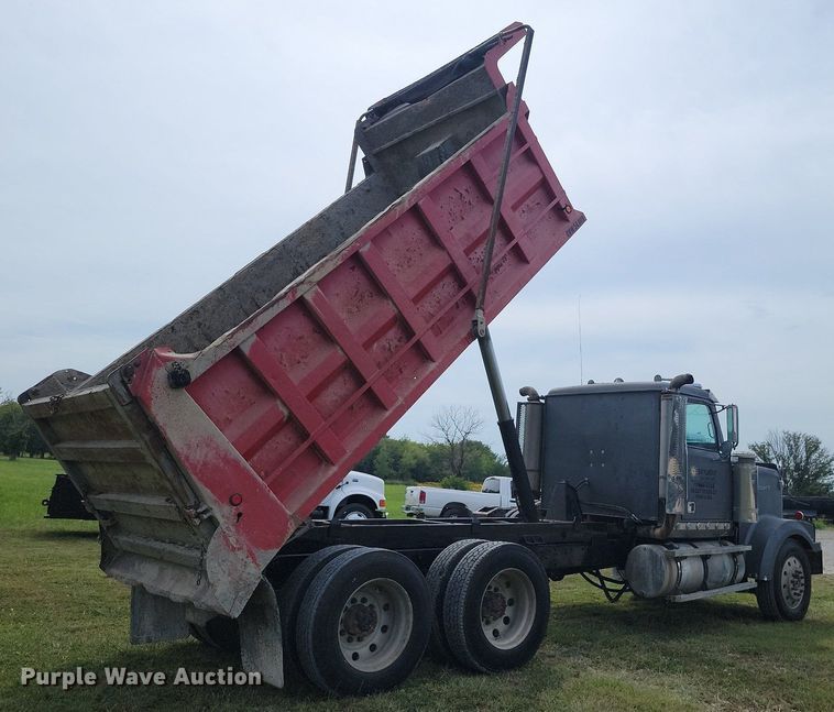 image for item JE9520 2000 Western star 4900 dump truck