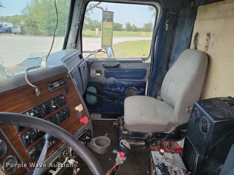 image for item JE9520 2000 Western star 4900 dump truck