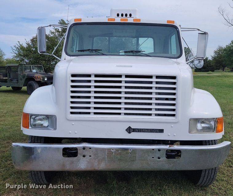 image for item JE9521 2001 International 4700  flatbed truck