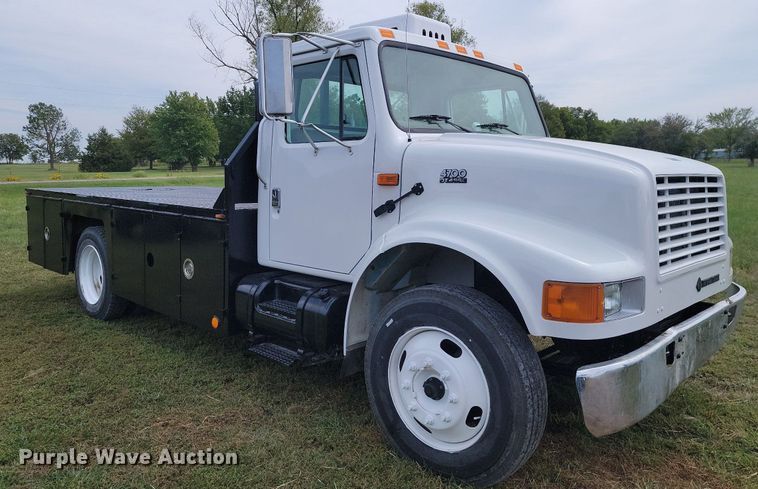image for item JE9521 2001 International 4700  flatbed truck