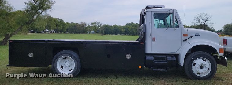 image for item JE9521 2001 International 4700  flatbed truck