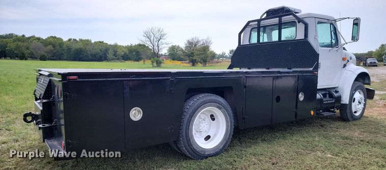 image for item JE9521 2001 International 4700  flatbed truck