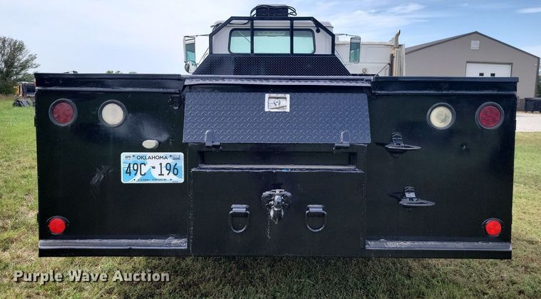 image for item JE9521 2001 International 4700  flatbed truck