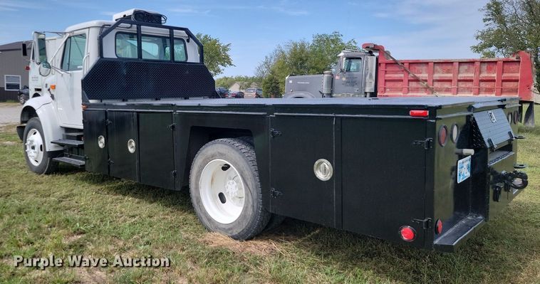 image for item JE9521 2001 International 4700  flatbed truck