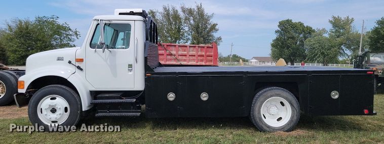 image for item JE9521 2001 International 4700  flatbed truck