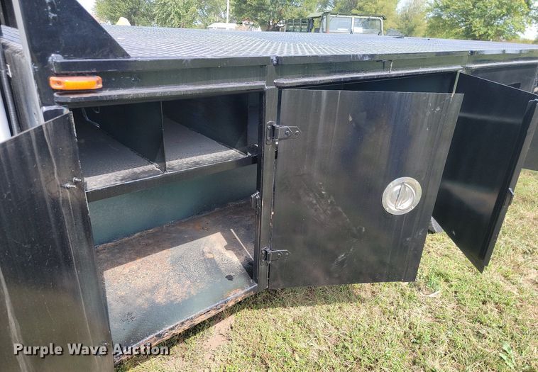 image for item JE9521 2001 International 4700  flatbed truck