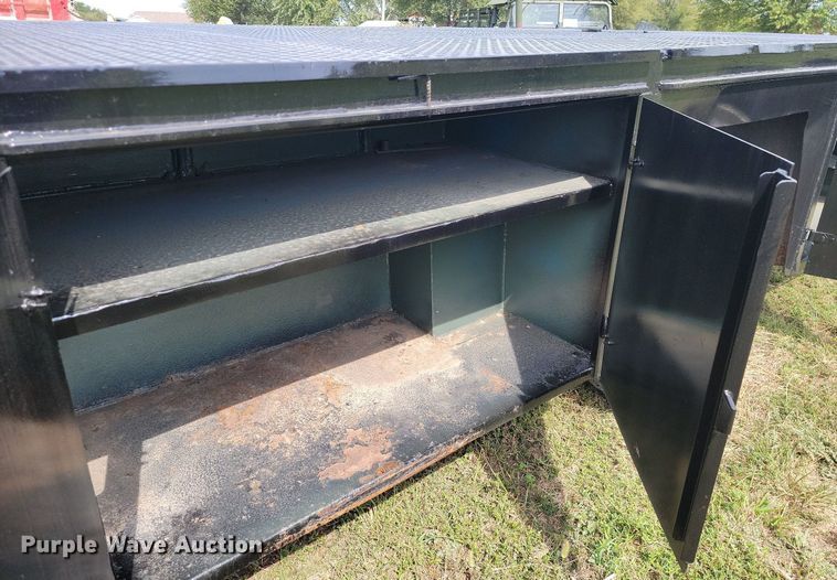 image for item JE9521 2001 International 4700  flatbed truck