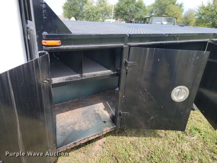 image for item JE9521 2001 International 4700  flatbed truck