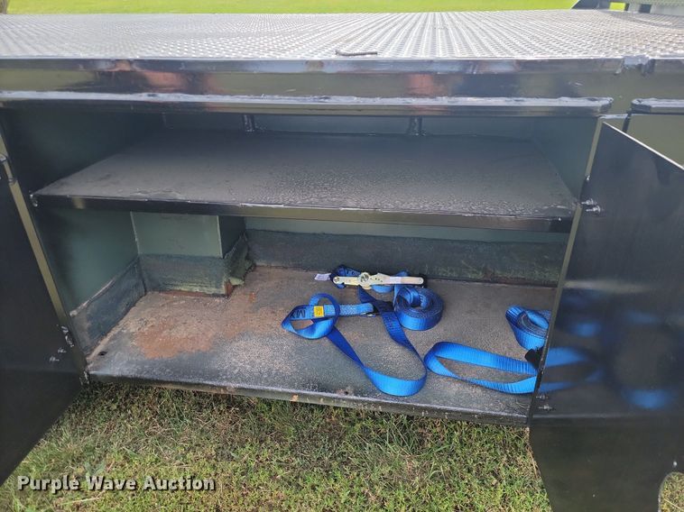 image for item JE9521 2001 International 4700  flatbed truck