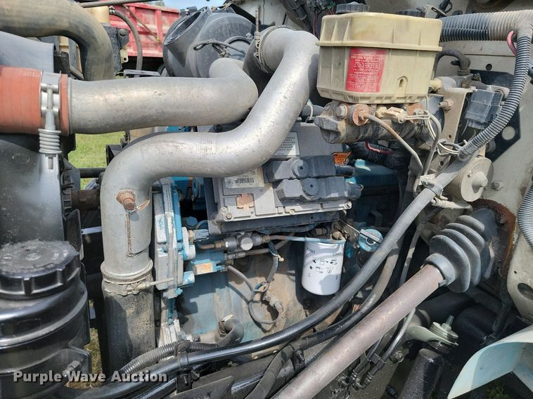 image for item JE9521 2001 International 4700  flatbed truck