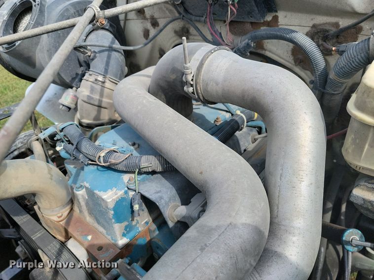 image for item JE9521 2001 International 4700  flatbed truck