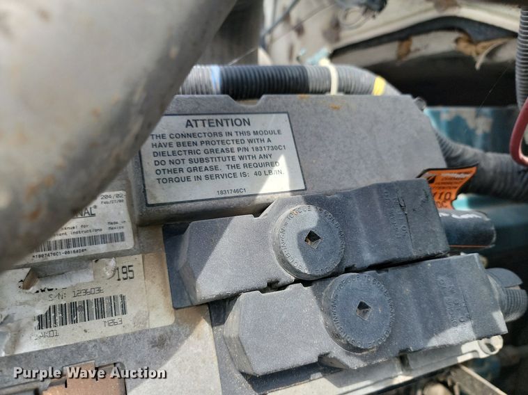 image for item JE9521 2001 International 4700  flatbed truck