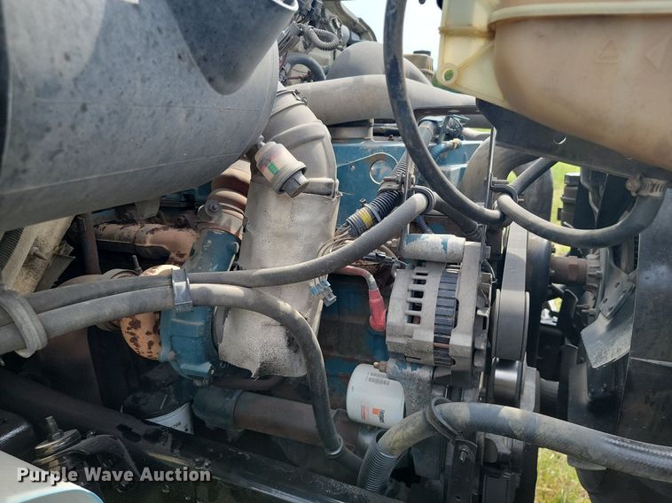 image for item JE9521 2001 International 4700  flatbed truck