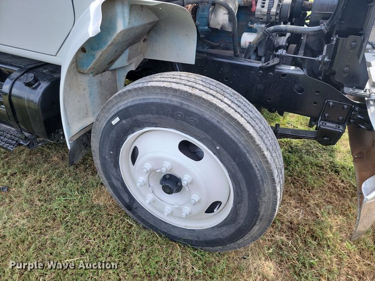 image for item JE9521 2001 International 4700  flatbed truck