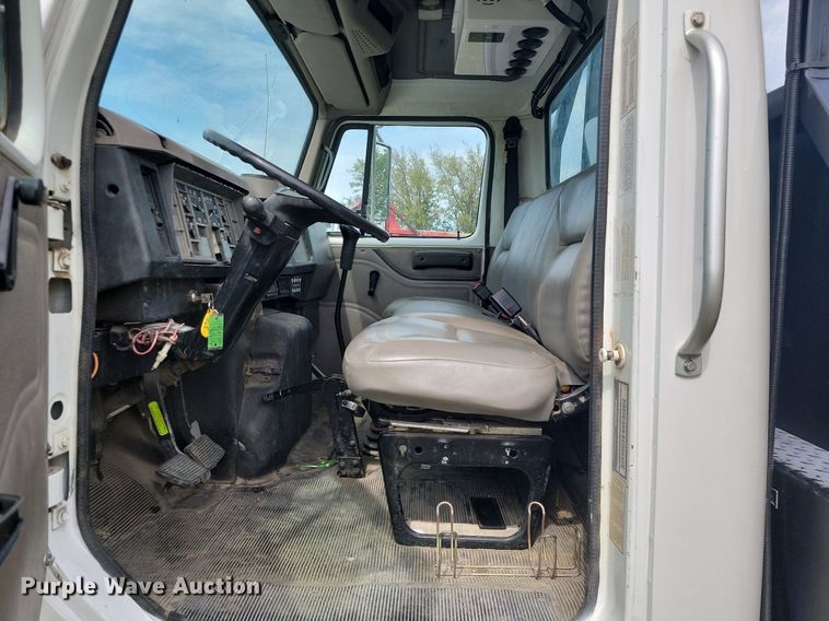 image for item JE9521 2001 International 4700  flatbed truck