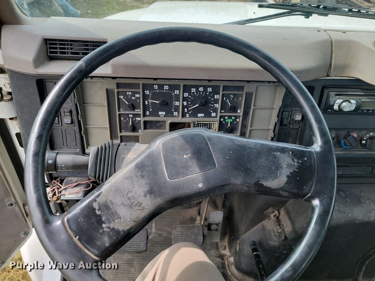 image for item JE9521 2001 International 4700  flatbed truck