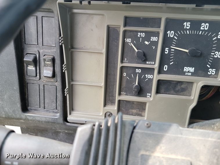 image for item JE9521 2001 International 4700  flatbed truck