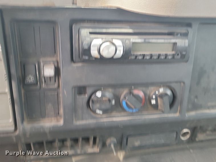 image for item JE9521 2001 International 4700  flatbed truck