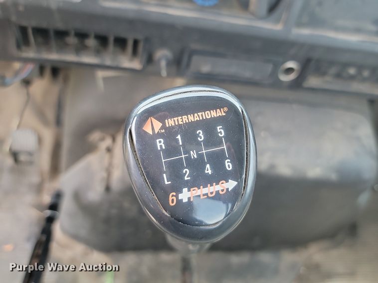 image for item JE9521 2001 International 4700  flatbed truck