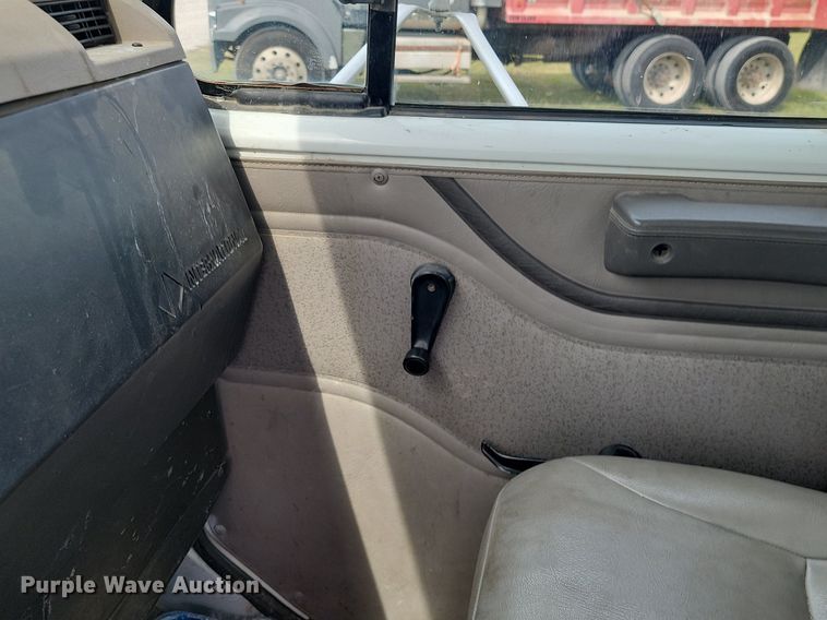 image for item JE9521 2001 International 4700  flatbed truck