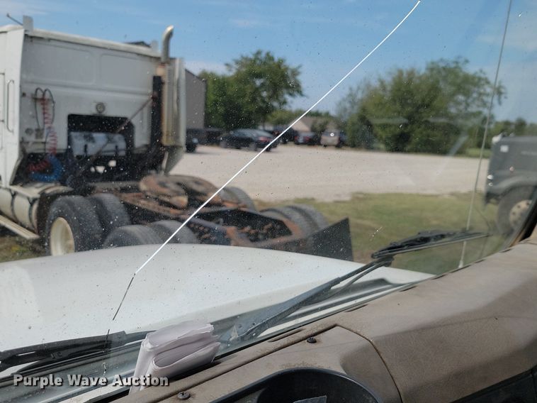 image for item JE9521 2001 International 4700  flatbed truck