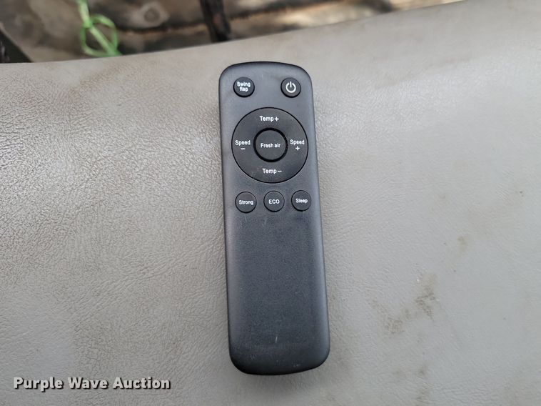 image for item JE9521 2001 International 4700  flatbed truck