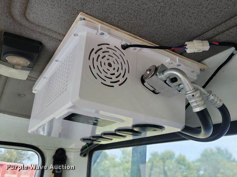 image for item JE9521 2001 International 4700  flatbed truck