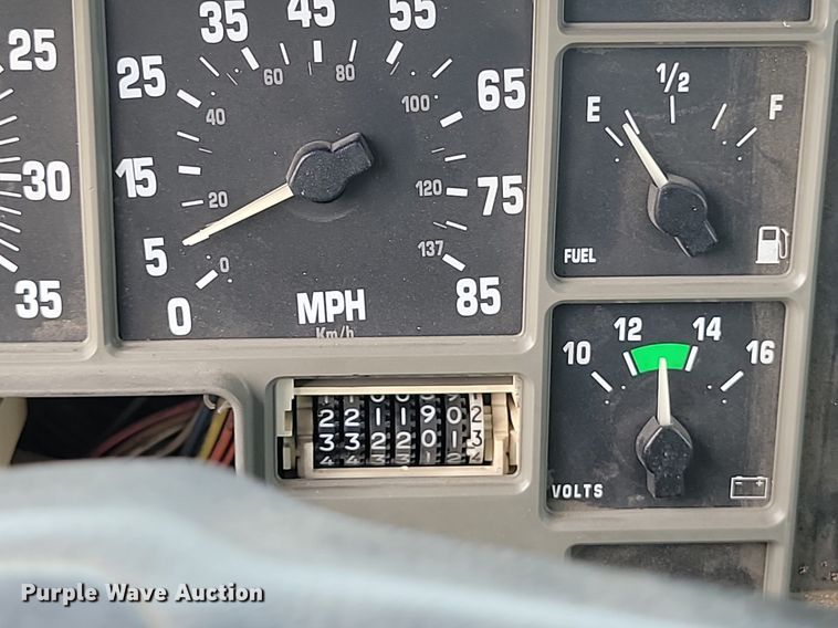 image for item JE9521 2001 International 4700  flatbed truck