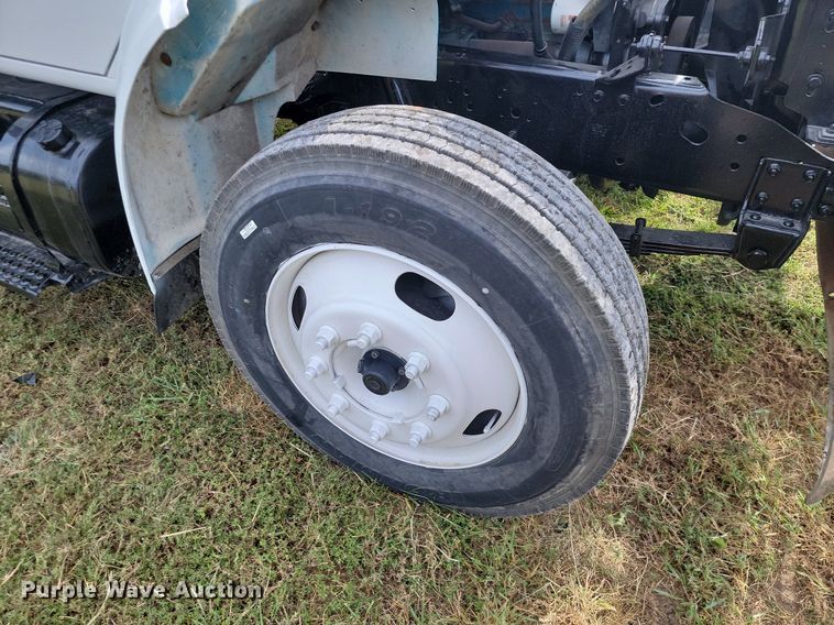 image for item JE9521 2001 International 4700  flatbed truck